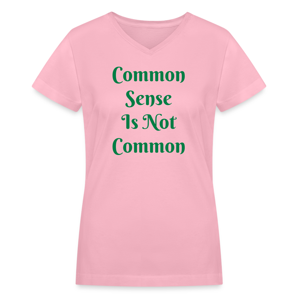 Common sense is not Common Women's V-Neck T-Shirt green - pink